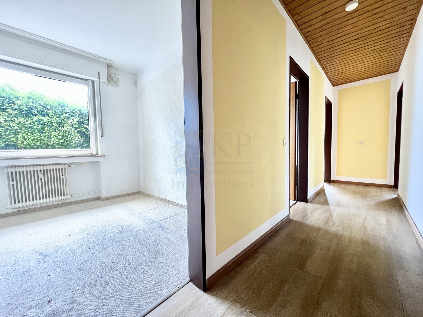 HELLWAY LEADING TO RHE BEDROOMS