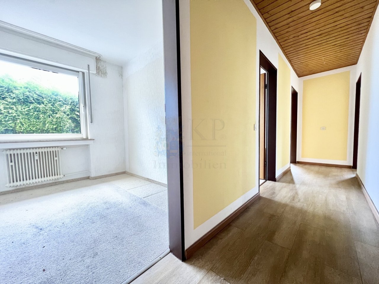 HELLWAY LEADING TO RHE BEDROOMS