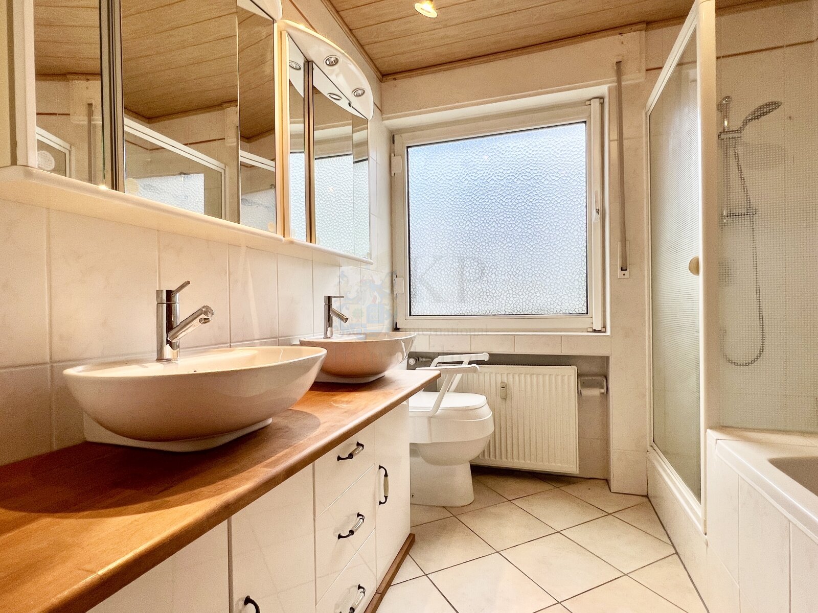 BATHROOM WITZ SHOWER AND BATHTUB