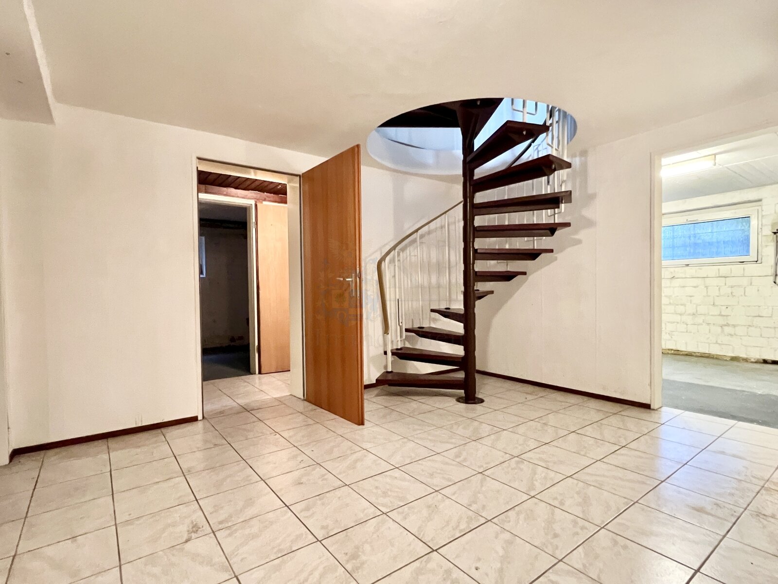 DIRECT ACCESS TO THE BASEMENT