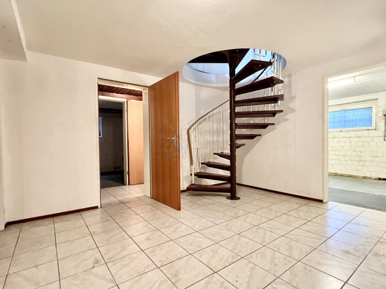 DIRECT ACCESS TO THE BASEMENT