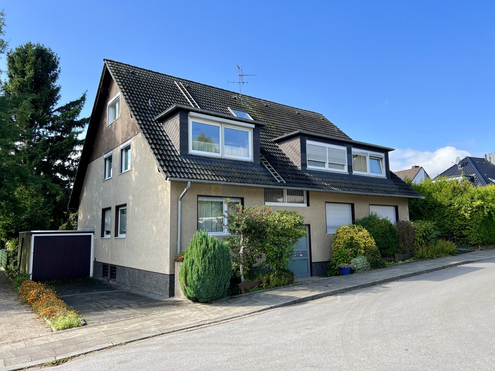 Essen: BURGALTENDORF: SPACIOUS CONDOMINIUM WITH 5 ROOMS, GARAGE, GARDEN AND BASEMENT 