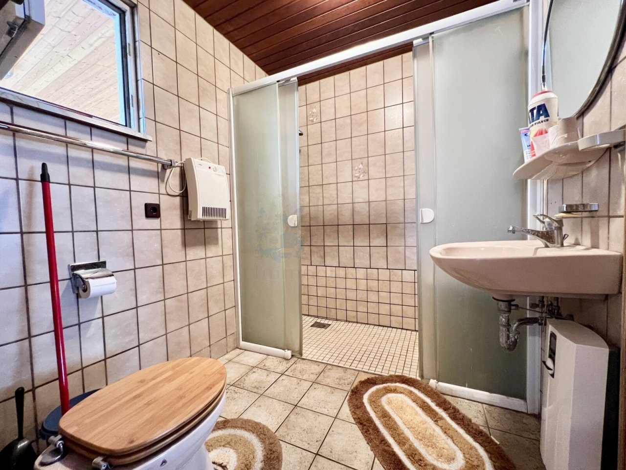 BATHROOM ON THE GROUND FLOOR