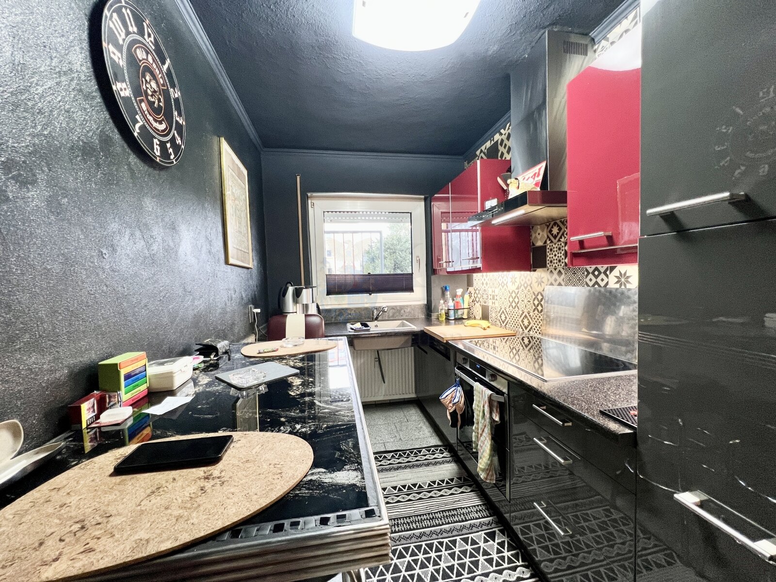 KITCHEN WITH FITTED KITCHEN