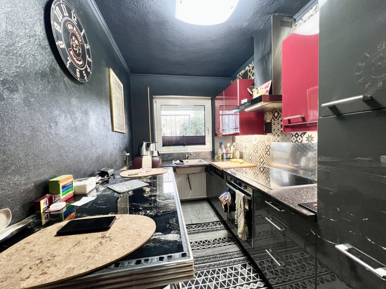 KITCHEN WITH FITTED KITCHEN