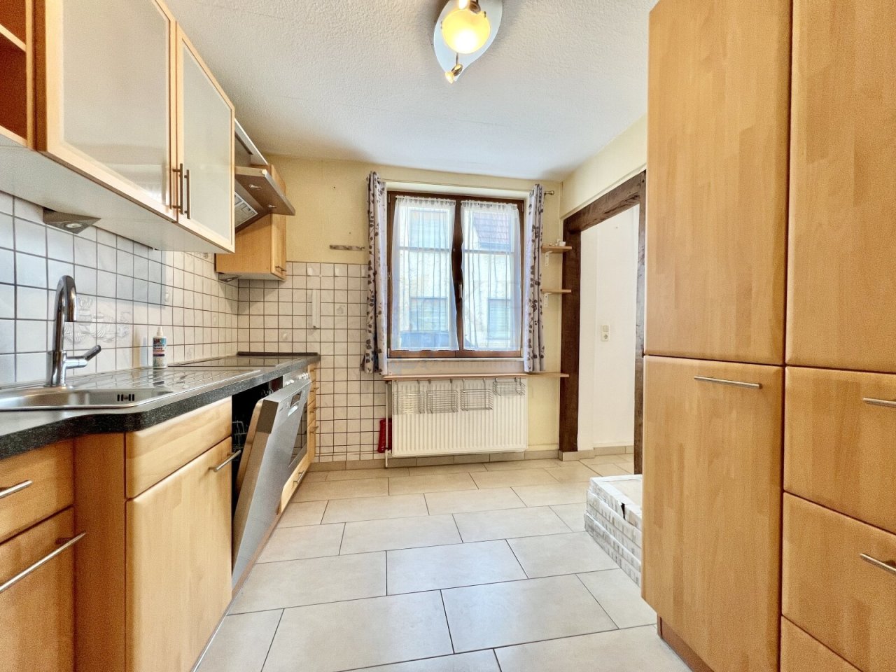 KITCHEN WITH FITTED KITCHEN