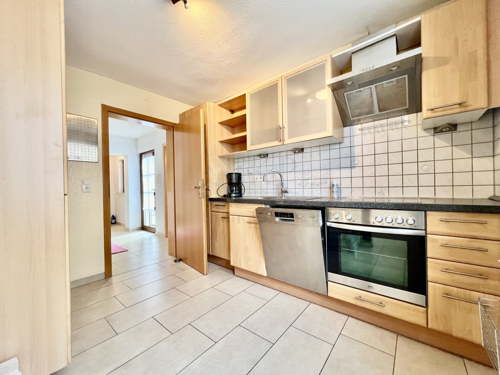 KITCHEN WITH FITTED KITCHEN