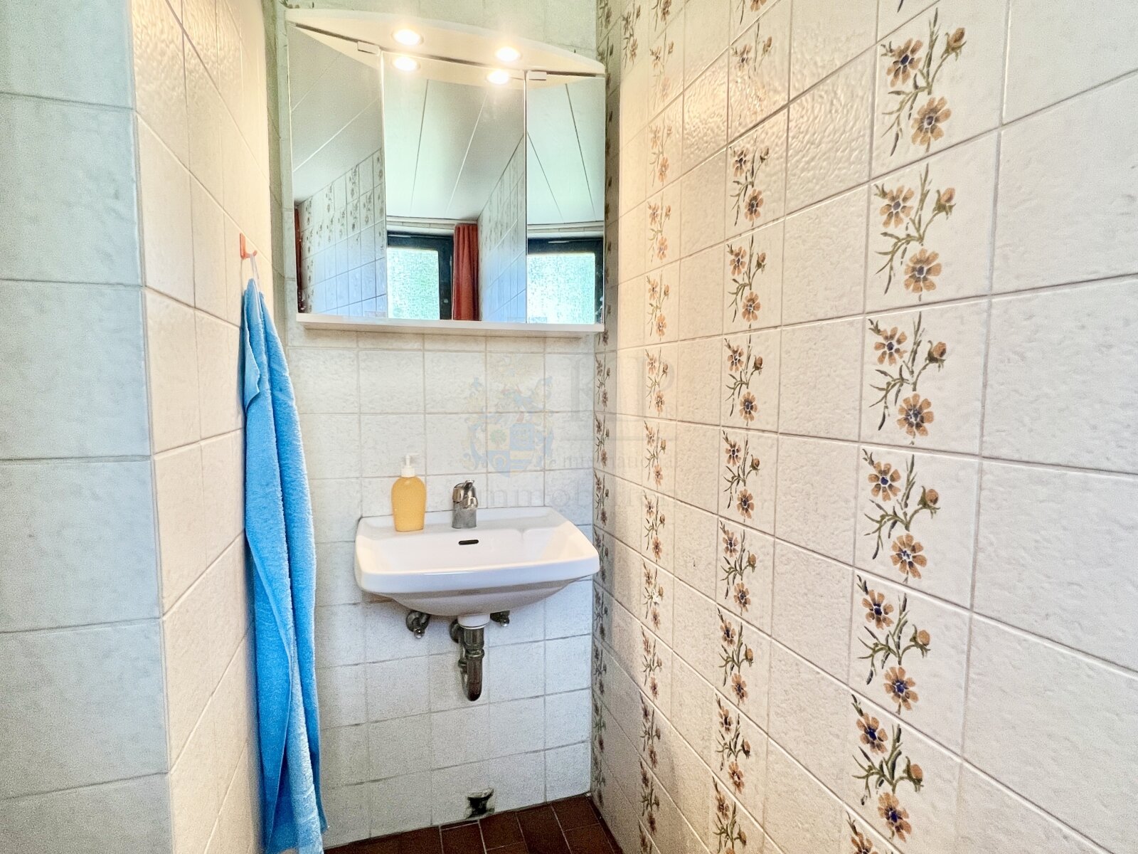 GUEST RESTROOM